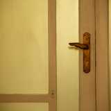 ...e dove le porte sono contraddistinte da particolari maniglie in ottone a forma di ala